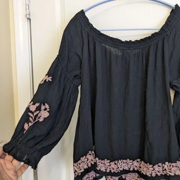 AEO On Or Off Shoulder Pink and Black Floral Embroidered Boho Puff Sleeved Top - Picture 7 of 7